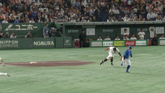 好プレーする巨人・岡本和真選手(画像:日テレジータス)