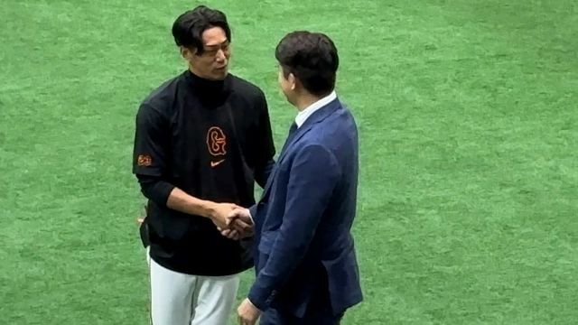 菅野智之投手と握手する立岡宗一郎コーチ