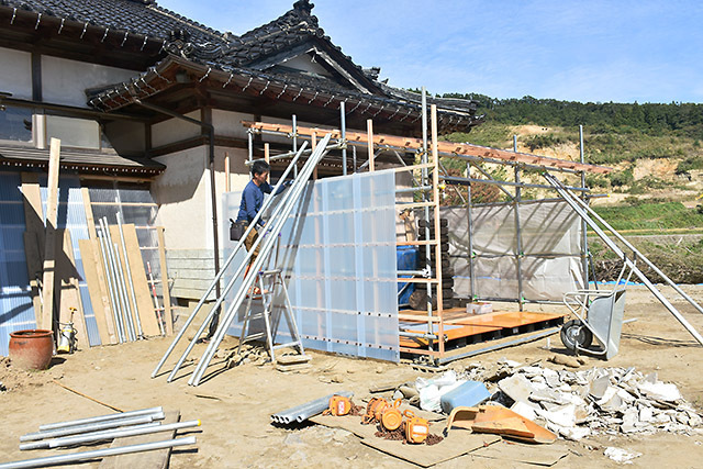 被災地では住宅の補修作業などが進められる。被災者は「窮状を忘れないでほしい」と訴える＝酒田市下青沢