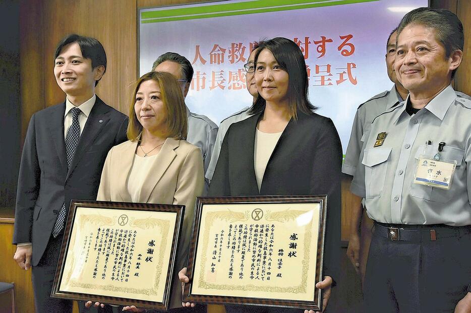 市長感謝状を受け取った西本さん（前列左から2人目）と鵜狩さん（同3人目）