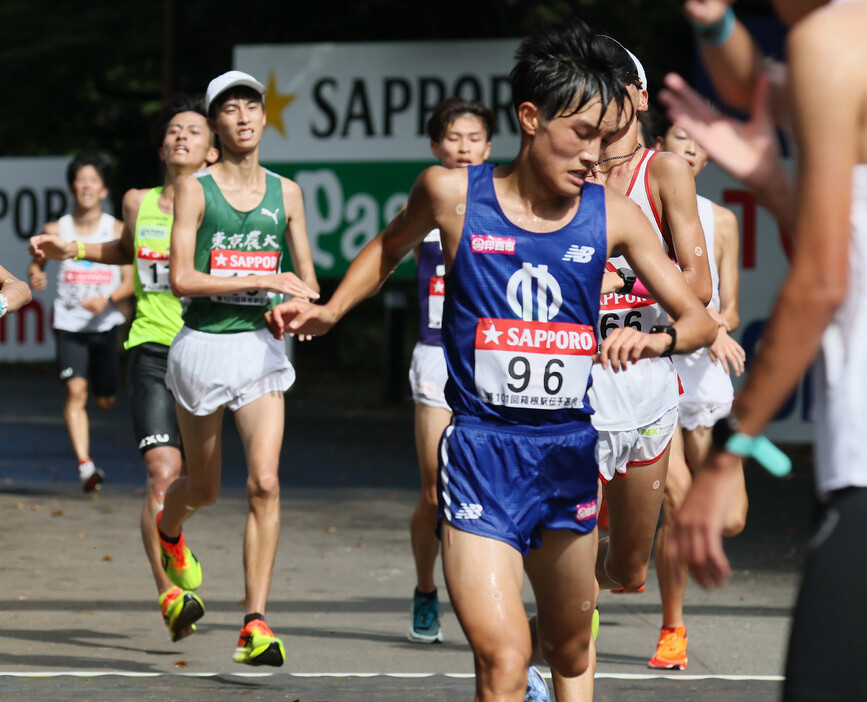 箱根駅伝予選会。ゴールする順大の吉岡大翔（手前）と東農大の深堀優（左から３人目）＝１９日、東京・国営昭和記念公園