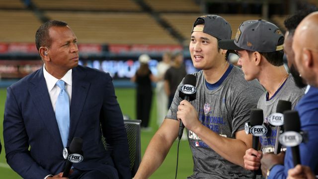 シャンパンファイト後にインタビューに応じる大谷翔平選手(写真：USA TODAY Sports/ロイター/アフロ)