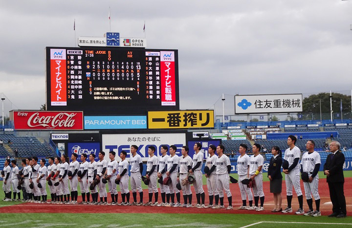 立大は東大2回戦で連勝し、勝ち点2の4位で全日程を終了した。エール交換では涙する部員もいた[写真=BBM]