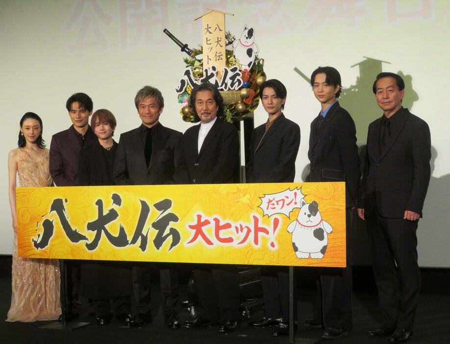 映画「八犬伝」公開記念舞台あいさつに登壇した、左から栗山千明、水上恒司、板垣李光人、内野聖陽、役所広司、渡邊圭祐、鈴木仁、曽利文彦監督（撮影・村上幸将）