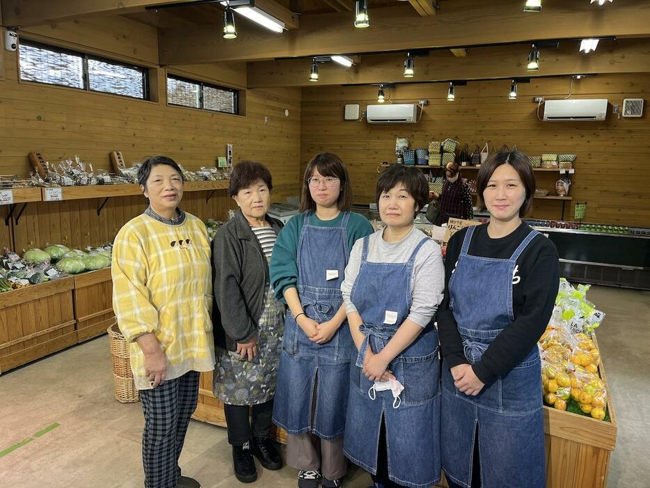 「大綱の里」のスタッフ（右3人）と生産者