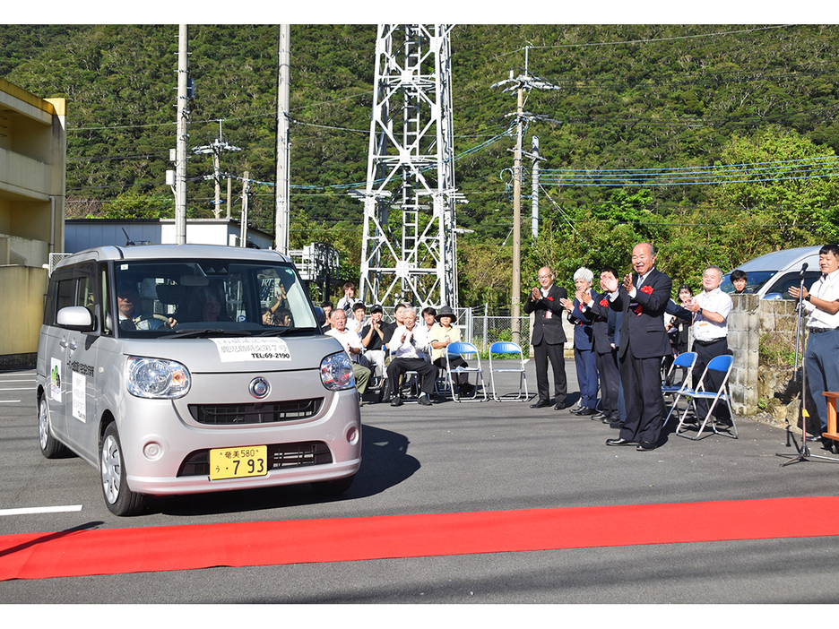 「三太郎タクシー」の呼び名で運行を始めた住用地区の「自家用有償旅客運送」出発式＝1日、奄美市住用町