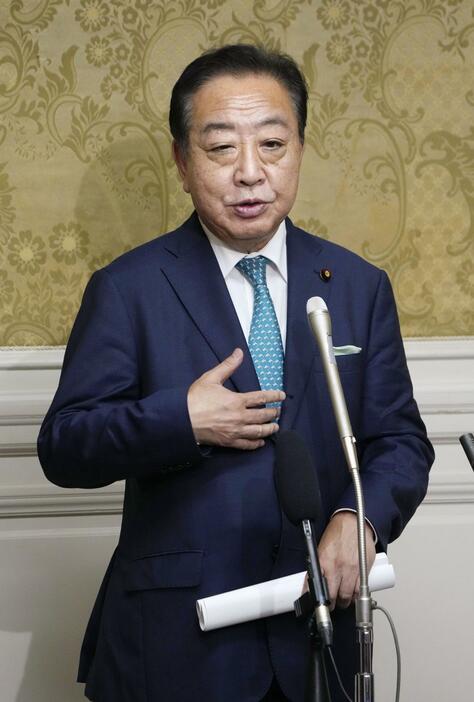 石破首相の所信表明演説後、記者団の取材に応じる立憲民主党の野田代表＝4日午後、国会