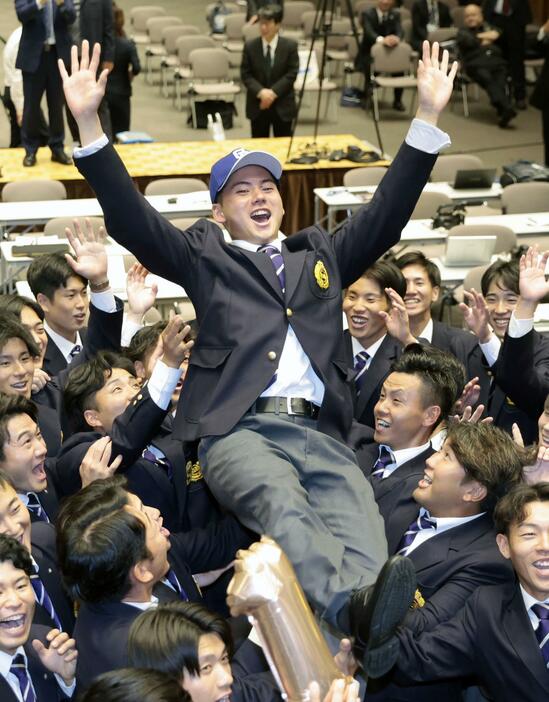 中日から1位指名を受け、胴上げされる関西大の金丸夢斗投手＝24日、大阪府吹田市