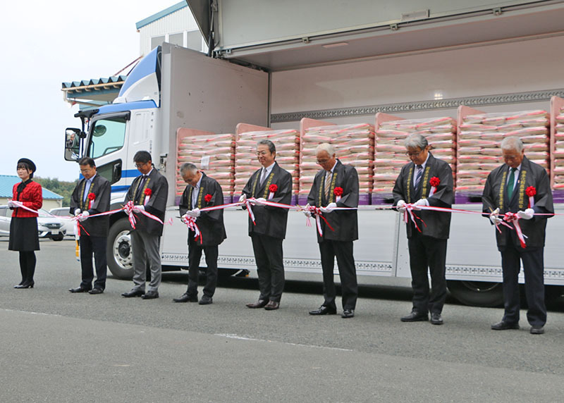 今年産米の初出荷を祝ってテープカットする小川組合長（右から3人目）ら関係者