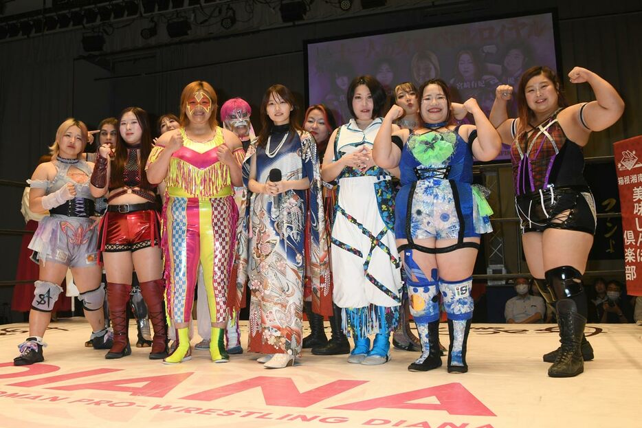 プロレスにハマったという鞘師里保（前列中）