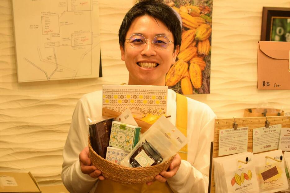 「ママノチョコレート」の商品を紹介する店主の江沢孝太朗さん