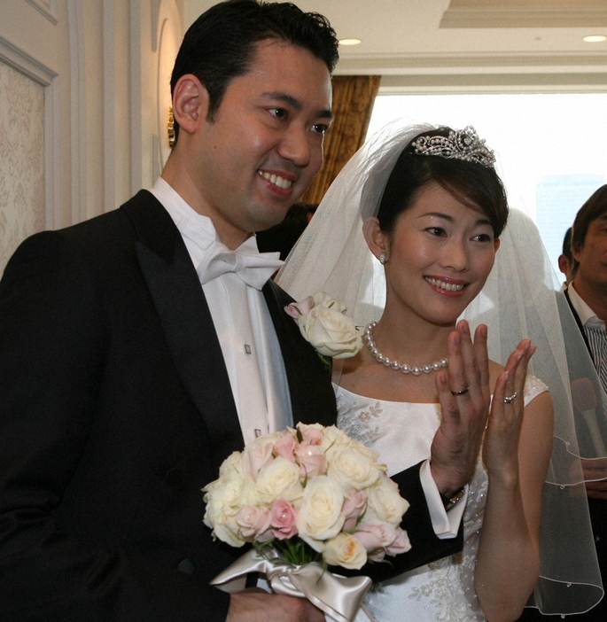 結婚披露宴で結婚指輪を披露する大塚拓氏と丸川珠代氏。撮影・２００８年６月１６日