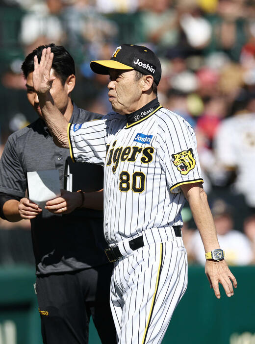 阪神対DeNA　試合前、観客の声援に応える阪神岡田監督（撮影・前田充）