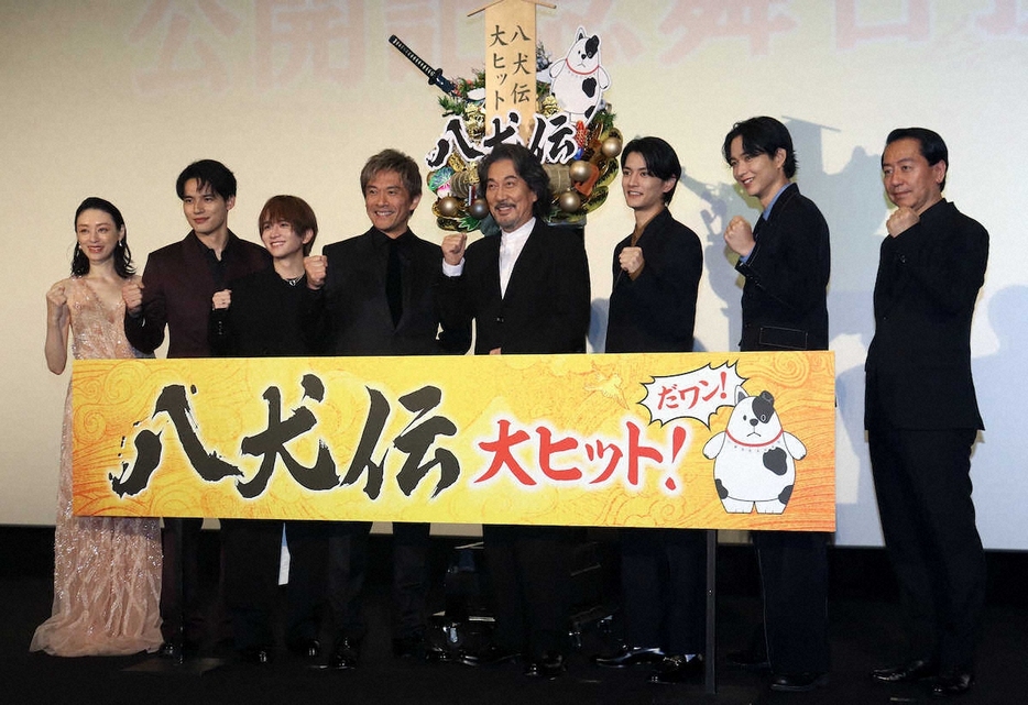 映画「八犬伝」の公開記念舞台あいさつに登壇した（左から）栗山千明、水上恒司、板垣李光人、内野聖陽、役所広司、渡邊圭祐、鈴木仁、曽利文彦監督