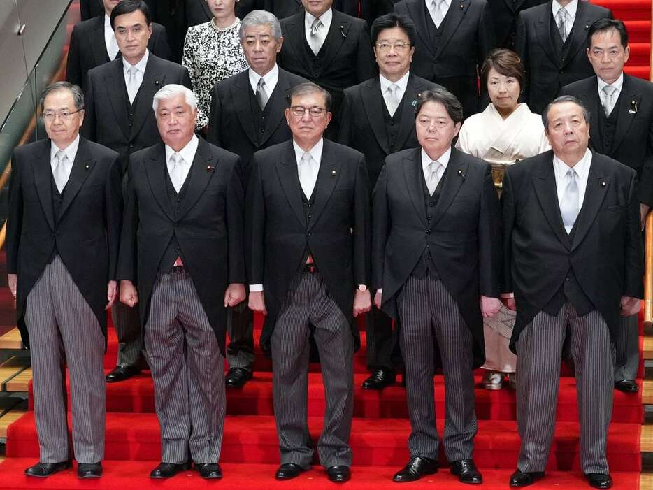 初閣議を終え、石破茂首相（前列中央）と記念撮影に臨む新閣僚ら＝1日夜、首相官邸（鴨川一也撮影）