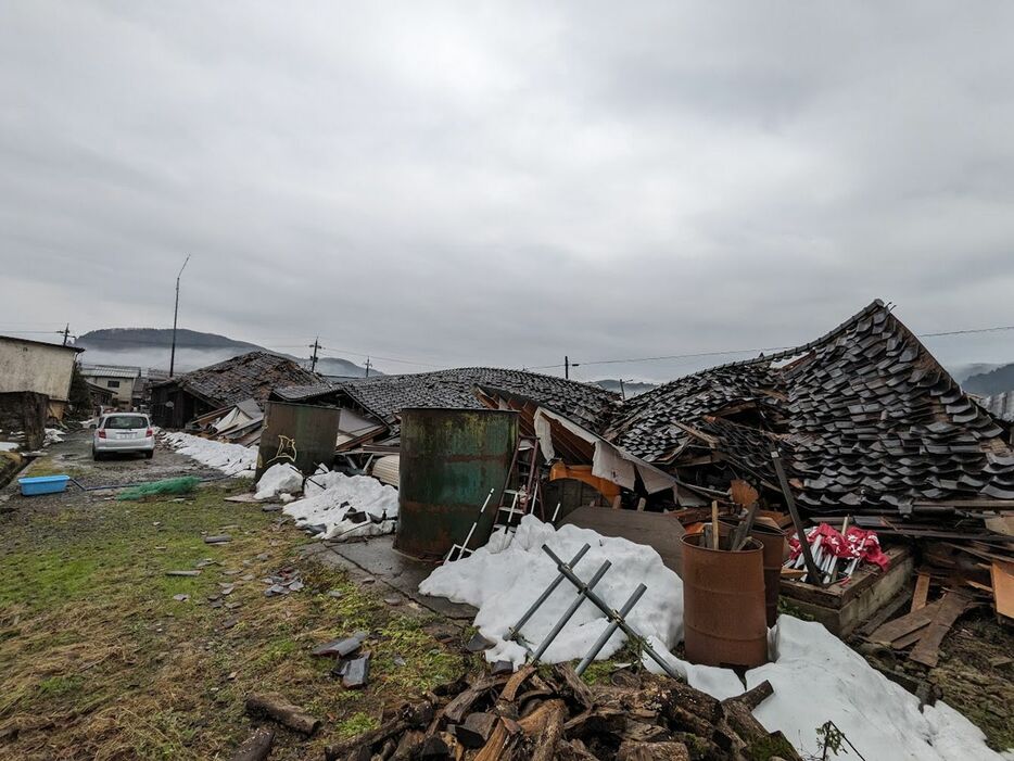 能登半島地震で潰れてしまった輪島市町野地区の自宅兼作業場 - 画像提供＝松尾和広氏