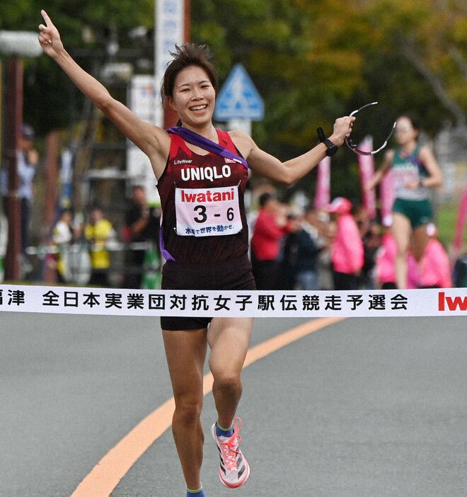 1位でフィニッシュするユニクロのアンカー、加藤綾華＝福岡県宗像市で2024年10月20日、上入来尚撮影