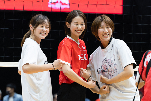 古賀紗理那さん（写真中央）とMCを務めた廣瀬七海さん（左）と上野香織さん