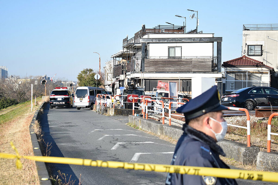 90歳の女性が殺害された事件が発生した東京都狛江市の住宅（写真・時事通信）