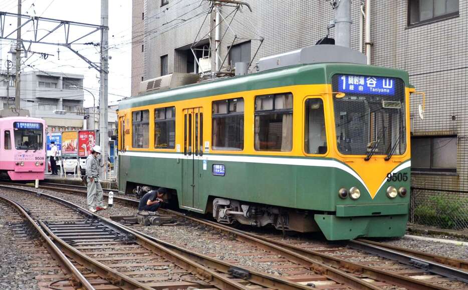 脱線した鹿児島市電の車両＝３日午後５時ごろ、鹿児島市東谷山２丁目