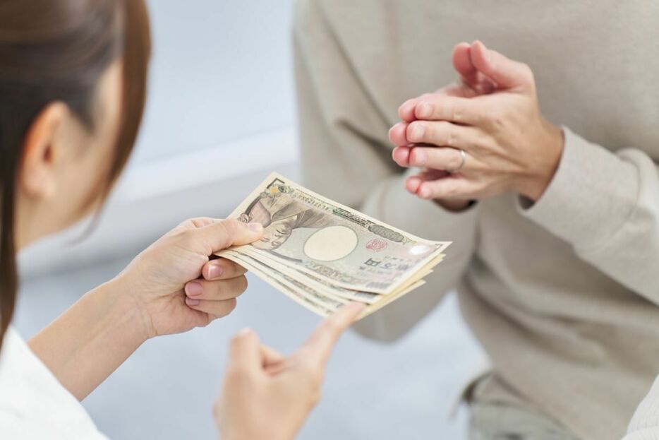 30代で「世帯年収600万円」の夫婦です。給料は全て妻が管理しており「お小遣い」は月に「4万円」なのですが、これって少なすぎますよね？