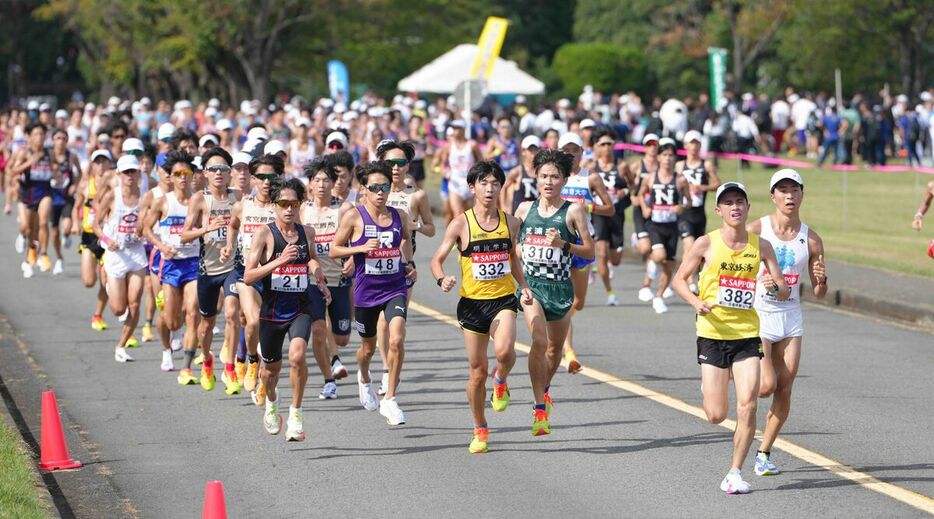 予選会で力走する各校の選手たち（カメラ・岡野　将大）