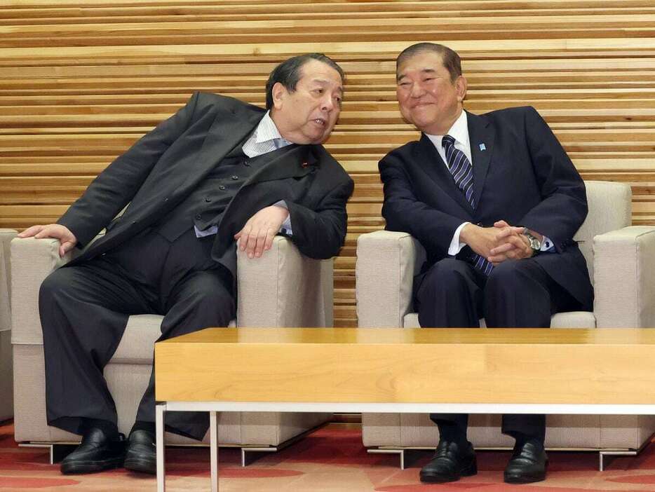 閣議に臨む石破茂首相と村上誠一郎総務相（左）＝29日午前、首相官邸（春名中撮影）