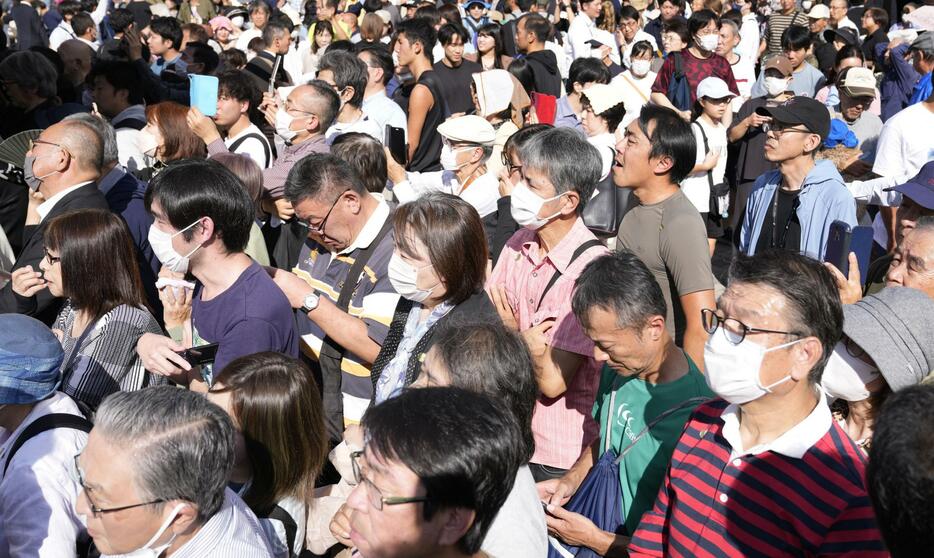 政党幹部の街頭演説に集まった聴衆＝13日、埼玉県内