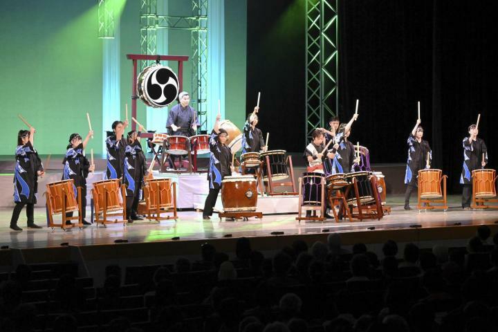 力強い演奏でステージを盛り上げた未来高校和太鼓部＝26日午後、松山市道後町2丁目