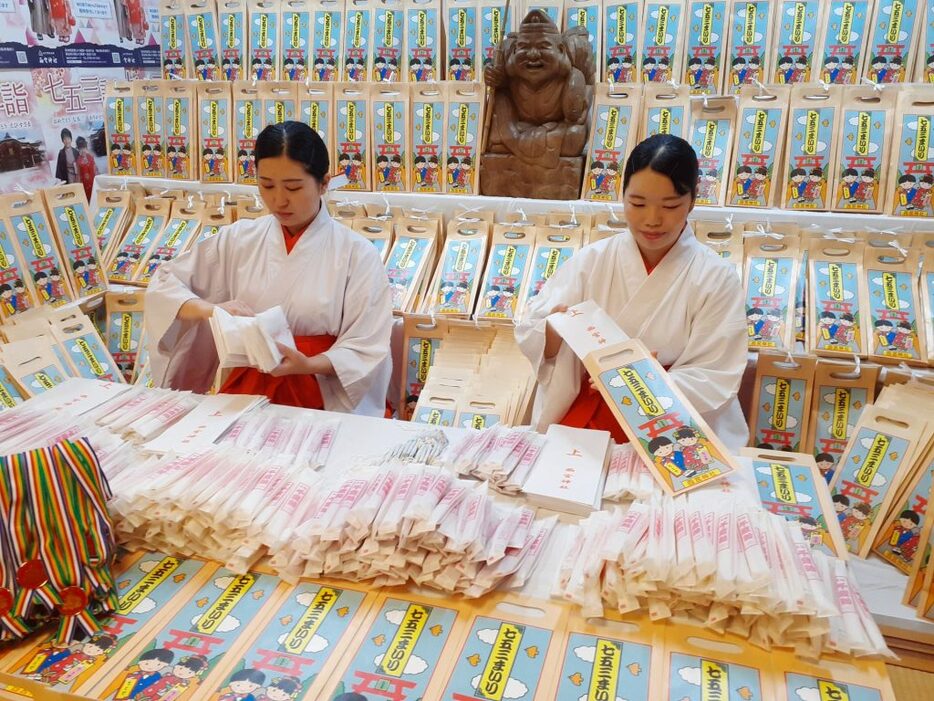 千歳あめを詰める巫女　西宮神社