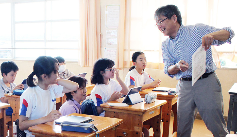 大辻さん（右）のアドバイスをもらいながら創作に励む子供たち＝目田町の漕代小で