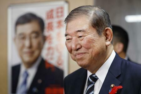 自民党の森山幹事長らと協議後、党本部を出る石破首相＝10月5日夜（写真：共同通信社）