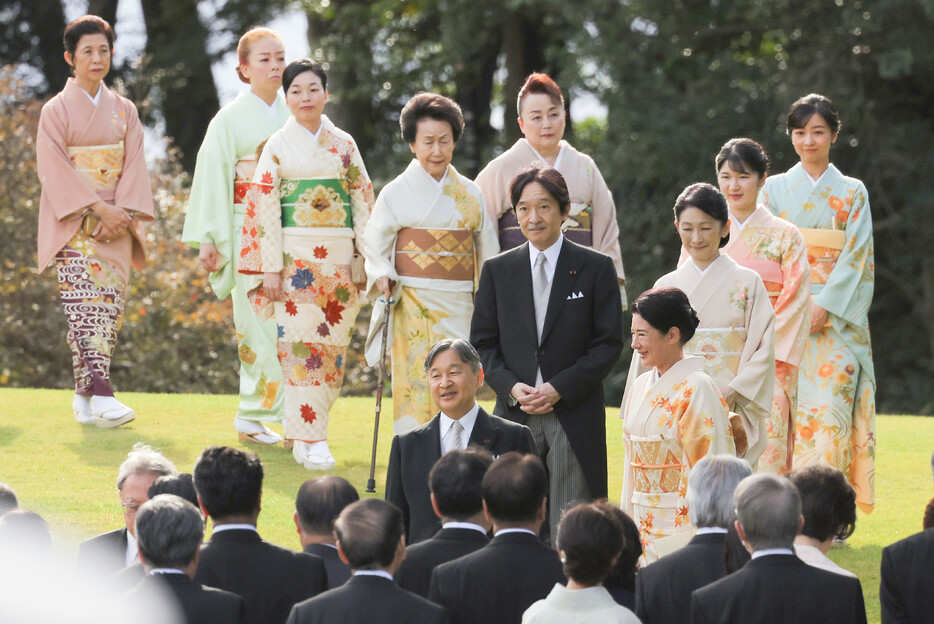 秋の園遊会に臨まれる天皇、皇后両陛下と秋篠宮ご夫妻ら皇族方＝３０日午後、東京・元赤坂の赤坂御苑