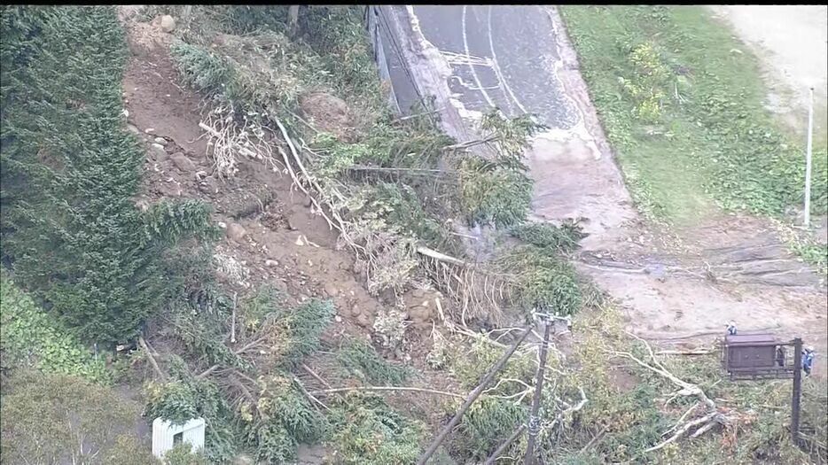 道路を覆う土砂