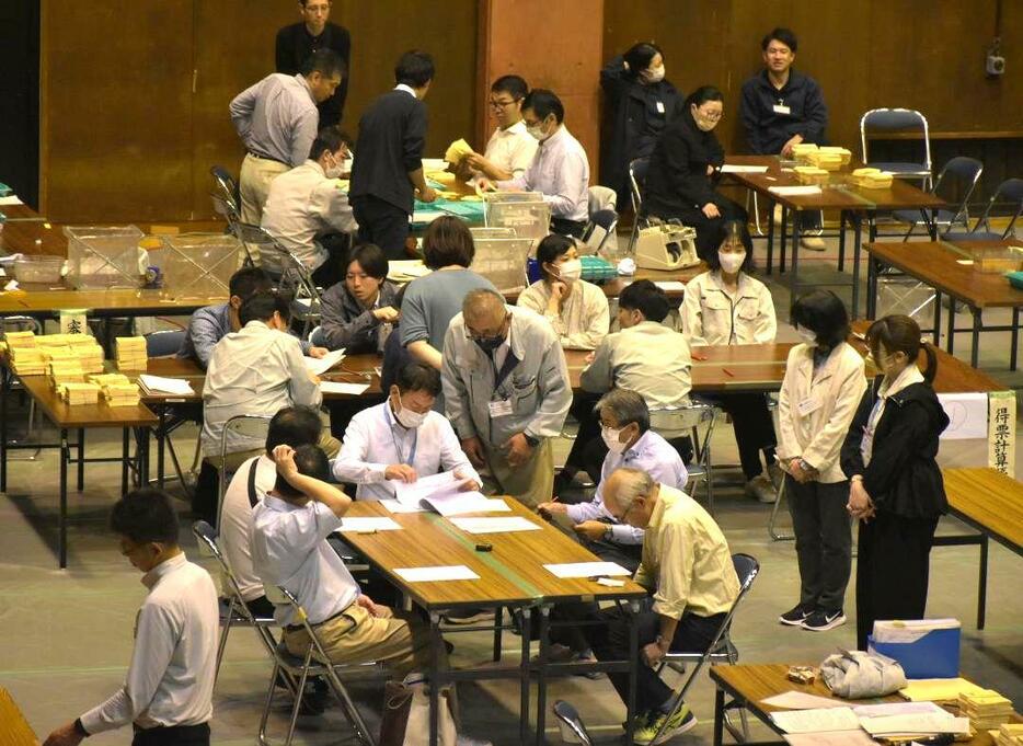 つくば市議選の開票作業に当たる市職員ら=28日午前6時25分ごろ、つくば市流星台