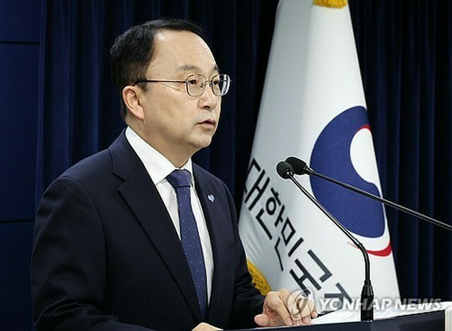 記者会見を行う韓国統一部の具炳杉報道官＝14日、ソウル（聯合ニュース）