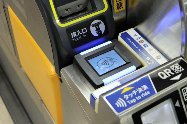 大阪メトロの改札機のタッチ決済端末。全駅で10月29日から導入する=同社提供