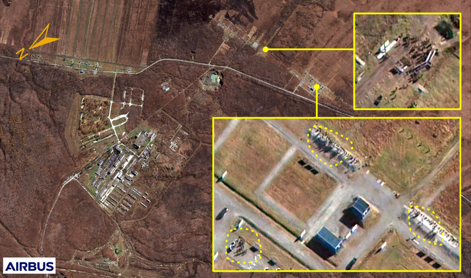 韓国の国家情報院が18日公開した、ロシア極東ハバロフスクの軍事施設の16日の衛星写真。北朝鮮兵約240人が集まっているとしている（国家情報院提供、聯合＝共同）