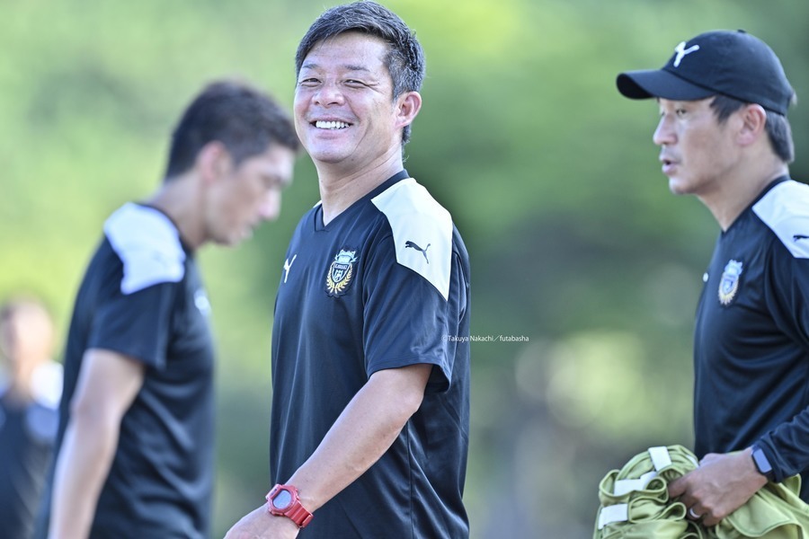 今年９月の蔚山市内での川崎フロンターレ・鬼木達監督。練習場を訪れると、「お、来ましたね」と笑顔を見せた瞬間　撮影：中地拓也