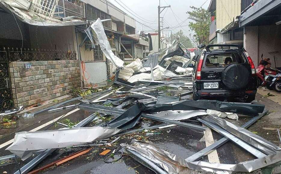 31日、台湾東部・花蓮県で台風21号の強風で吹き飛ばされた建物の屋根（花蓮県消防局提供、AP）