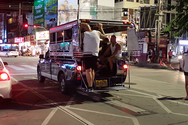 車内が満員になっても、プラス2名は後部のデッキに立ち乗りすることができる。ただし安全面を考えるとおすすめはできない（植村祐介撮影）。