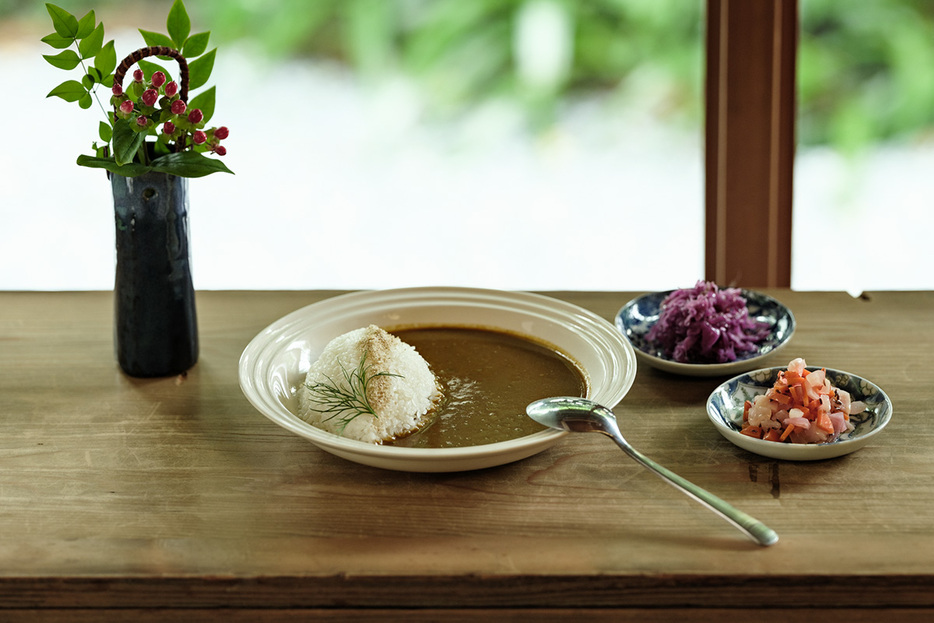 〈ユキノシタ〉の人気メニューはカレー（1,800円）。数十種類のスパイスを使用している。