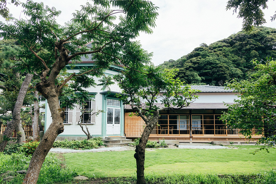 「旧加賀谷邸」は洋館と日本家屋が調和する明治時代後期の建築。向かって右の日本家屋側は、蕎麦職人の店主、北橋悠人さんの手打ち蕎麦を提供する蕎麦店になった。