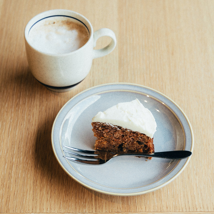 キャロットケーキ600円、カフェラテ650円。デカフェ、ハンドドリップ、水出しなどコーヒーの種類も多彩。スムージー、ジュース、ウーロン茶に、アルコールメニューも充実。