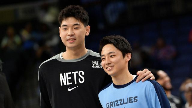 ネッツのツイ・ヨンシー選手とグリズリーズ・河村勇輝選手（写真：AP/アフロ）