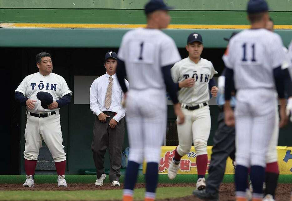 滋賀学園に敗れた大阪桐蔭。厳しい表情の西谷浩一監督（左）＝ほっともっとフィールド神戸（撮影・林俊志）