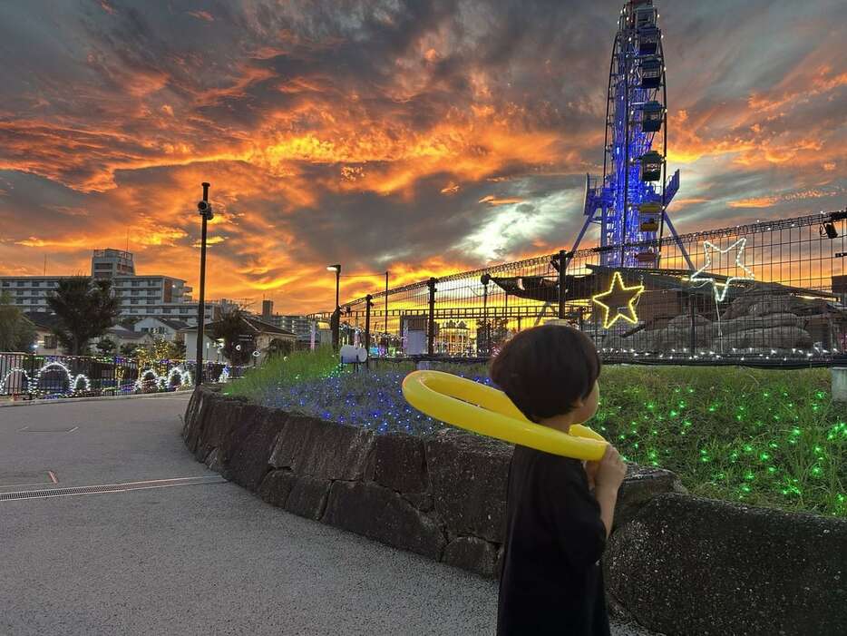 「ごほうび」のバルーンを携え、夕焼けを眺める