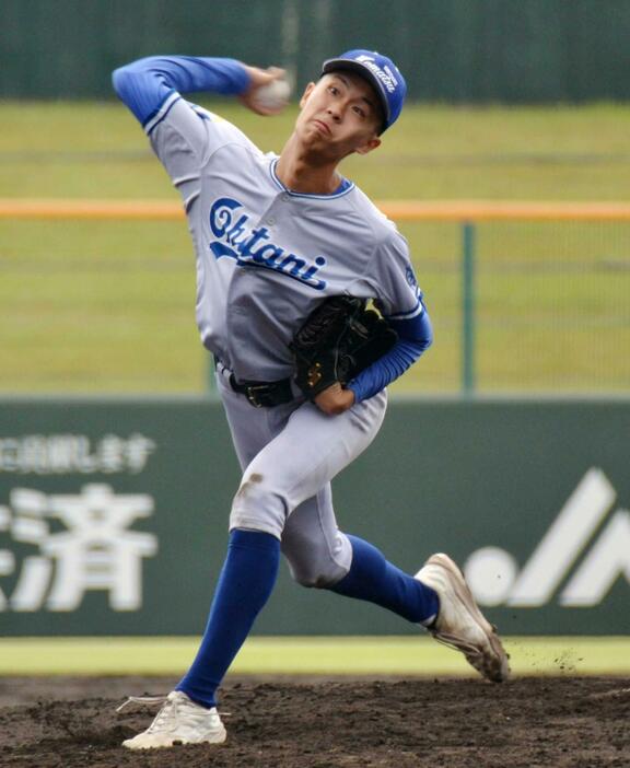 　完投勝利を果たした小松大谷・西川