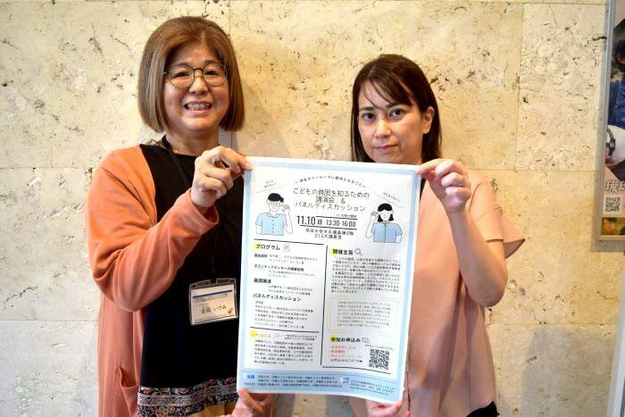 講演会への来場を呼びかける上髙民子さん（右）、金城いさみさん＝25日、那覇市泉崎の琉球新報社