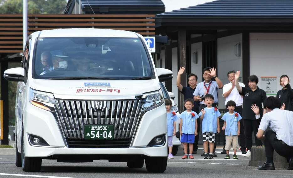 出席者に見送られ、出発する「チョイソコいずん」の車両＝１日、出水市役所野田支所